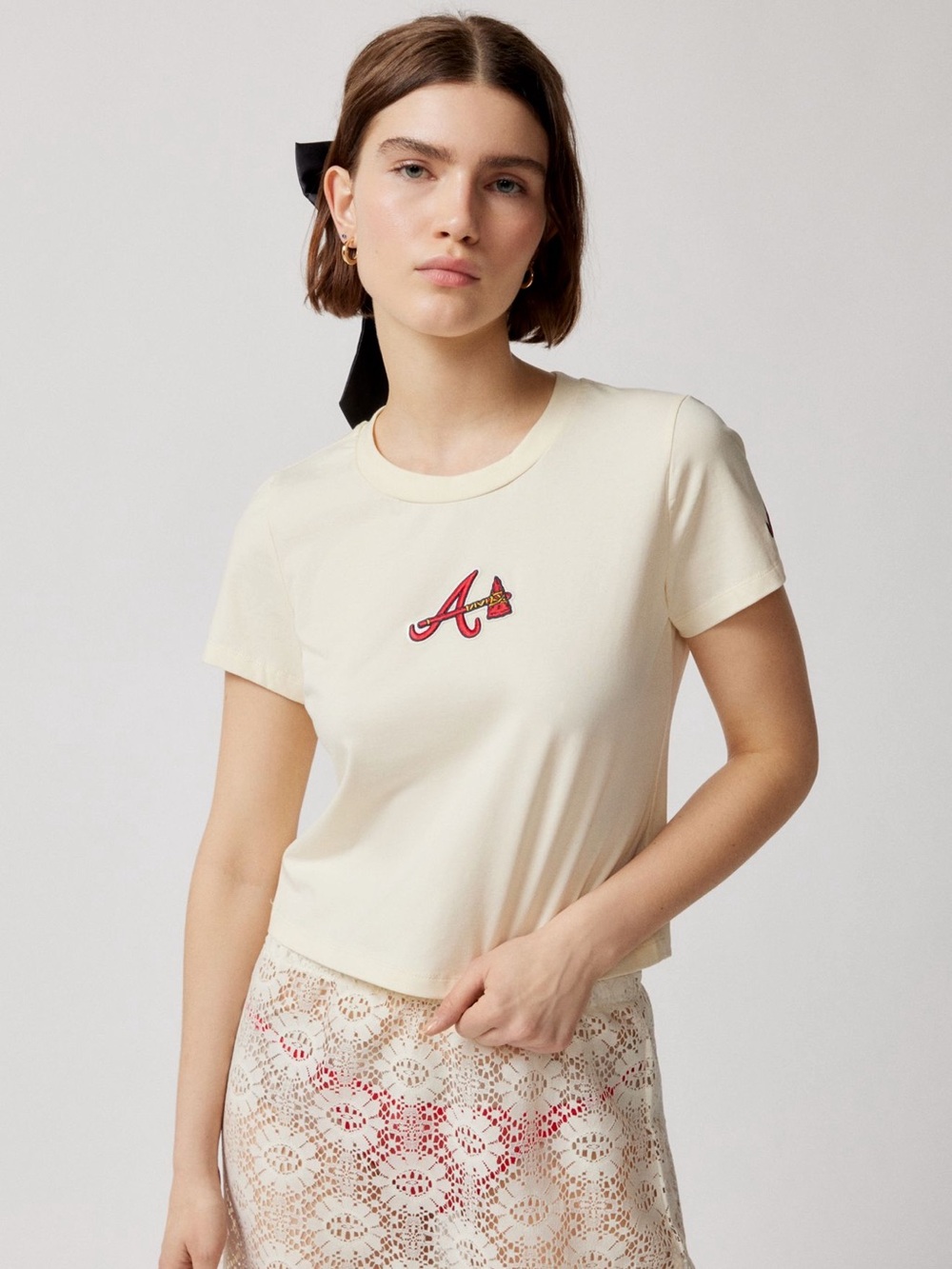 Urban Outfitters MLB Atlanta Braves Embroidered Baby Tee Crop Top NWT Baseball